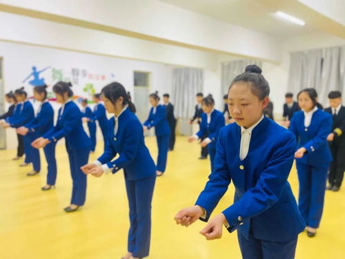 學(xué)習(xí)儀態(tài)禮儀，提升整體素質(zhì)——隰縣職業(yè)中學(xué)航空服務(wù)訂單班禮儀服務(wù)培養(yǎng)